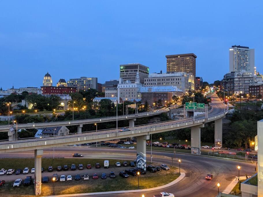 Downtown Penthouse Condo With Breathtaking City Views Quebec City Exterior photo